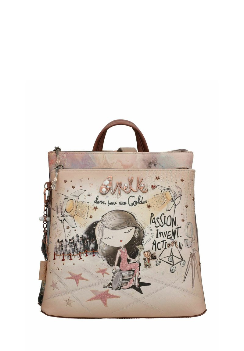 Beige Lederhandtasche mit farbenfrohem illustriertem Design, zeigt ein Mädchen im Rollstuhl und motivierenden Text. Akzente umfassen Sterne und Beschläge.