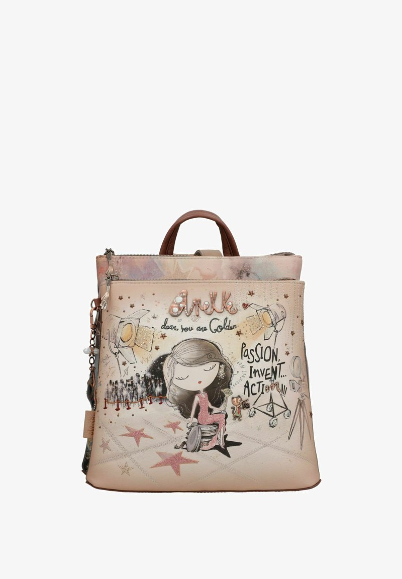 Beige Lederhandtasche mit farbenfrohem illustriertem Design, zeigt ein Mädchen im Rollstuhl und motivierenden Text. Akzente umfassen Sterne und Beschläge.