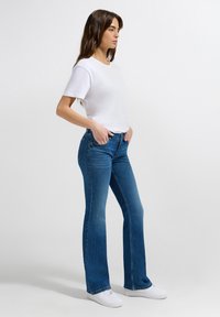 Lee JESSICA - Kavbojke na zvonec - stone blue denim