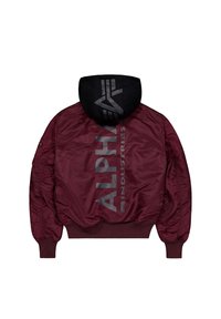 Bordeauxfarbene Bomberjacke mit schwarzer Kapuze, die ein großes graues "ALPHA INDUSTRIES"-Logo auf dem Rücken und gerippte Bündchen aufweist. Hergestellt aus glattem Nylonmaterial.
