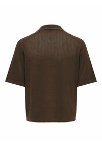 Polo en maille marron à manches courtes avec un tissu léger perforé et un col plat vu de dos.