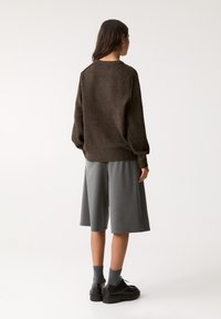 PULL&BEAR OVERSIZE - Pullover - dark brown