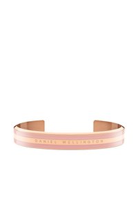 Rožinis auksinis apyrankė su dviem horizontaliomis rožinėmis juostelėmis. Išgraviruota "DANIEL WELLINGTON" ant lygios, metalinės paviršiaus. Stilingas, minimalistinis dizainas.