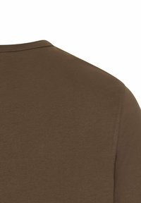 Brun kortærmet t-shirt med rund halsudskæring. Glat tekstur, subtil glans og fine syninger langs sømmene.