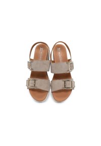 Beige Wildleder-Sandalen mit zwei breiten Riemen, verstellbaren Metall-Schnallen und einer gepolsterten braunen Einlegesohle. Weiße Gummisohlen für zusätzlichen Komfort.