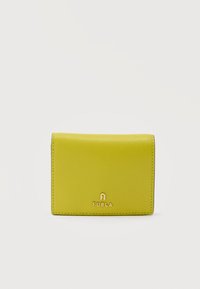 Portefeuille Furla en cuir jaune avec surface texturée et petit logo doré sur le devant, fermé et centré sur fond blanc.