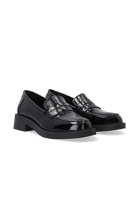 Schwarze Lackleder-Loafer mit einem niedrigen Blockabsatz, die ein gewebtes Akzentband über dem Spann und eine Naht entlang der Kanten aufweisen.