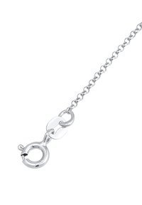 SILVERHÄNGA MED OVALA LÄNKAR, UTRUSTAD MED EN RUN HÄNGRINGSKLIPS OCH EN GLATT, POLERAD YTA.