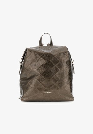 Mochila de cuero verde oliva metalizado con acolchado, doble tirante, un asa superior y detalles en dorado.