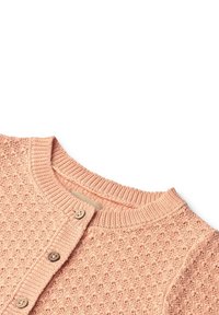 Sweter dzianinowy w miękkim różu z teksturowanym wzorem, z okrągłym dekoltem, ściągaczami oraz dwoma drewnianymi guzikami z przodu.