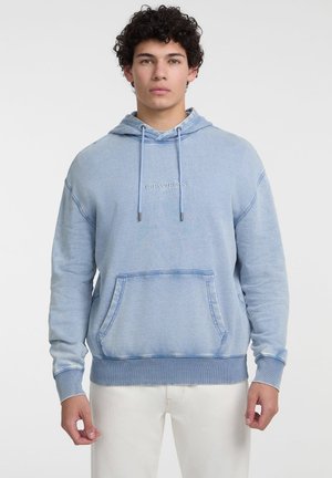 Lichtblauwe hoodie van een zachte katoenmix, met een kangoeroezak, ribgebreide manchetten en een capuchon met trekkoord en logo-opdruk aan de voorkant.