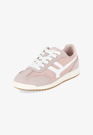 Zapatilla baja en rosa claro y beige con detalles blancos, cordones blancos y suela marrón con ranuras, mostrada en un ángulo ligero.