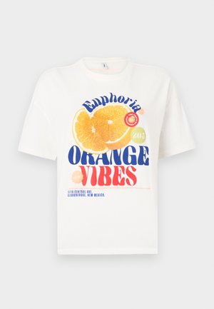 Λευκό βαμβακερό t-shirt με πορτοκαλί γραφικό και το κείμενο «Euphoria ORANGE VIBES» σε μπλε και κόκκινο. Κοντά μανίκια και στρόγγυλη λαιμόκοψη.