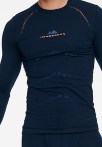 Marynarka z długim rękawem w kolorze granatowym, wykonana z elastycznego materiału, z pomarańczowymi i niebieskimi akcentami oraz logo górskim z przodu.