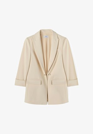 Blazer beige entallado con solapas con muesca, dos bolsillos delanteros con solapa, mangas de tres cuartos y doble botonadura de perlas en la parte delantera.