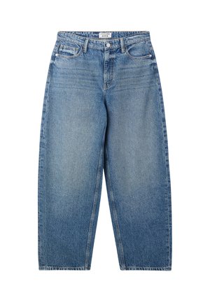 Jeans in denim azzurro chiaro con un design a gamba larga, caratterizzati da un tradizionale layout a cinque tasche e dettagli di cucitura visibili.