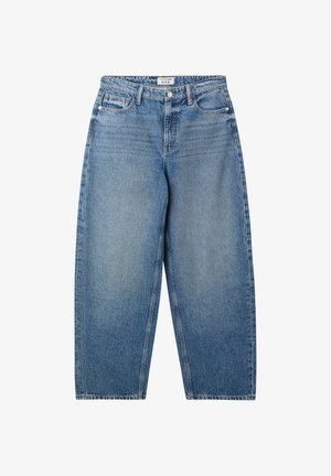 Jeans in denim azzurro chiaro con un design a gamba larga, caratterizzati da un tradizionale layout a cinque tasche e dettagli di cucitura visibili.