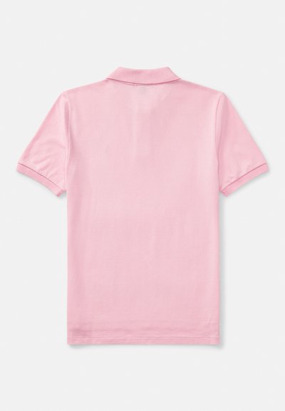 Polo krekls mīkstā rozā audumā, ar klasisku apkakli un īsām piedurknēm. Gluda tekstūra bez redzamiem rakstiem vai metāla detaļām.