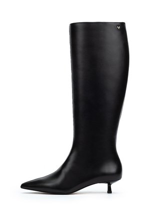 Bottes noires en cuir montant jusqu'au genou avec un bout pointu et un petit talon. Texture lisse et quincaillerie minimale, avec un détail de logo subtil.