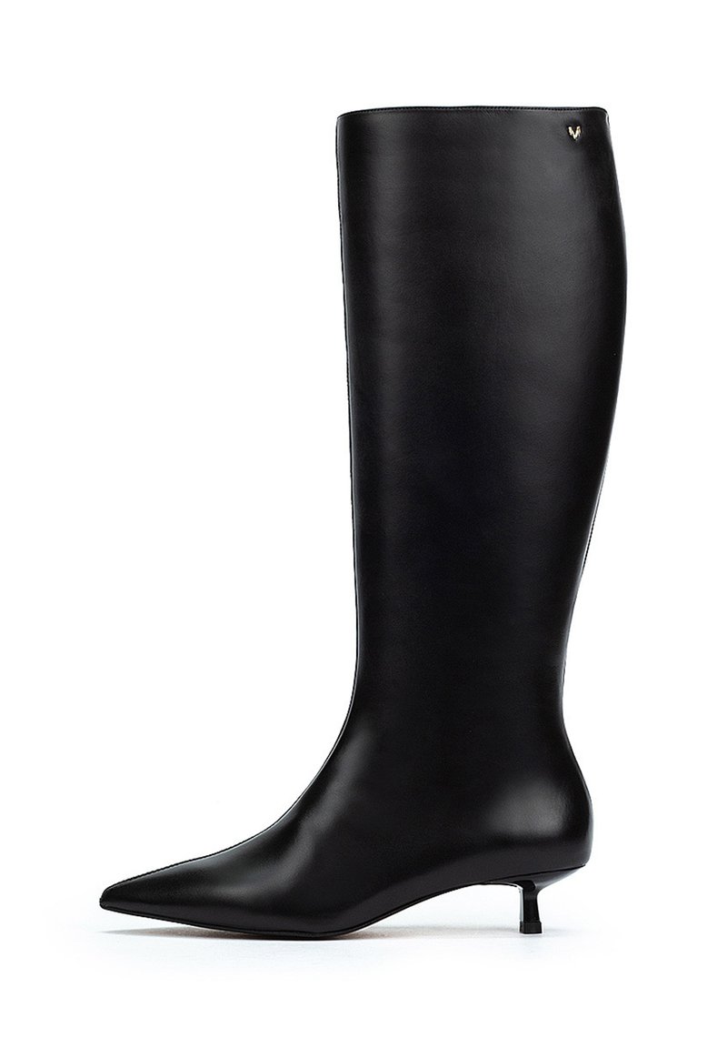 Botas de cuero negras hasta la rodilla con punta afilada y un tacón bajo. Textura suave y un hardware minimalista, con un discreto detalle de logo.
