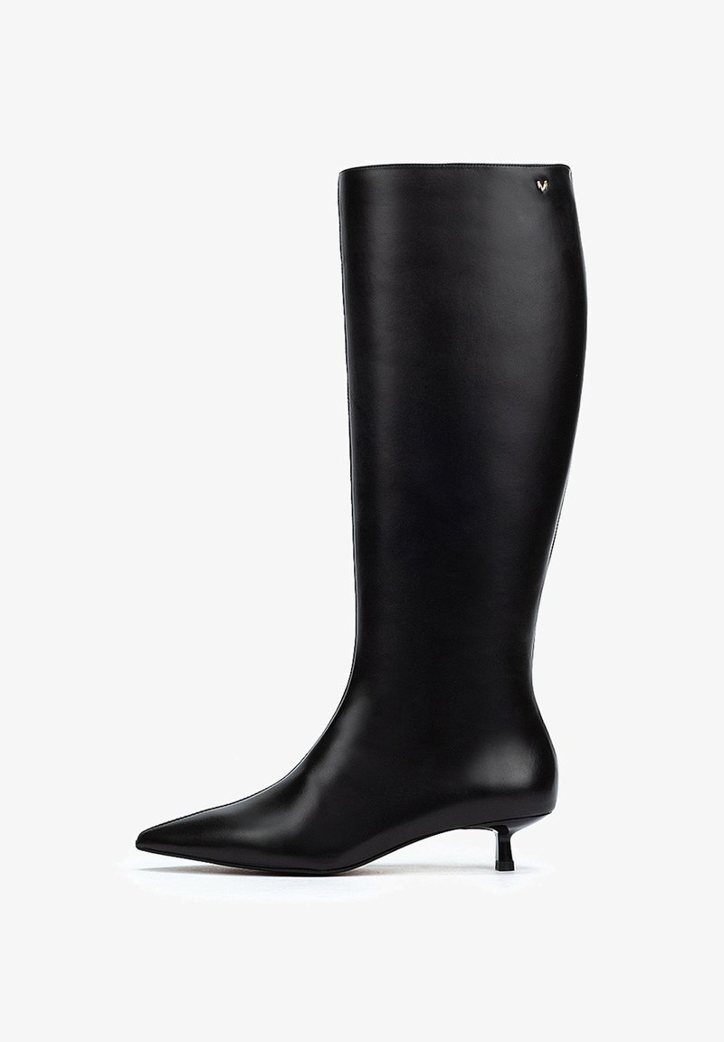 Bottes noires en cuir montant jusqu'au genou avec un bout pointu et un petit talon. Texture lisse et quincaillerie minimale, avec un détail de logo subtil.