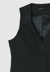 Svart ärmlös väst med V-ringning, som har fem knappar, en slät innerfoder och en elegant, skräddarsydd design. Lappen läser "CALLIOPE."