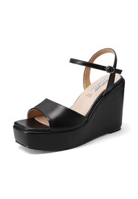 Le ciabatte nere con zeppa presentano una larga fascia anteriore, punta aperta e una cinghia alla caviglia regolabile. Realizzate in pelle liscia con suola piattaforma.