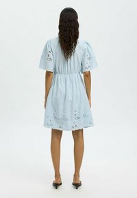 Selected Femme DAHLIA SHORT BRODERI - Vestito casual - cashmere blue