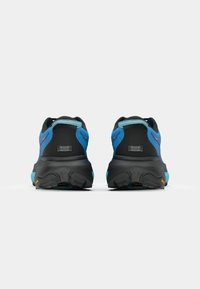 Sport-Schuhe mit einem atmungsaktiven blauen Mesh-Obermaterial, schwarzen Akzenten, gepolstertem Kragen und einer strukturierten Gummisohle für besseren Halt.