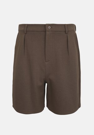 Pantaloni scurți maro croiți pe măsură, cu pliuri frontale, închidere cu nasturi, bucle pentru curea și buzunare laterale, expuși pe un fundal simplu și deschis.