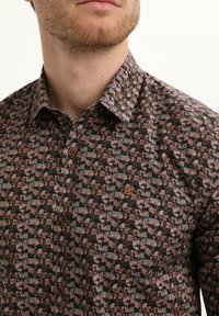 Korte mouwen shirt met een geometrisch patroon in gedempte kleuren van bruin, groen en roze, met een button-down kraag en logo-details.