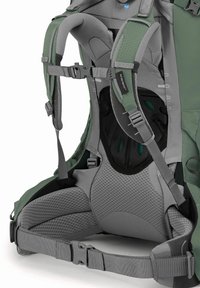 Mochila ajustable en verde y gris con soporte trasero acolchado de malla, sistema de arnés y hebillas resistentes; presenta una textura con patrón de diamante.