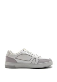 Sneaker bianco con accenti in suede grigio, tomaia in sintetico liscio, punta rotonda, suola in gomma e chiusura con lacci. Presenta un design del pannello laterale.