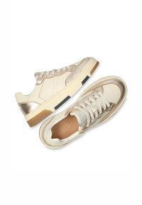 Zapatillas de cuero beige con acentos metálicos dorados, sobreposiciones texturizadas, cordones planos y una suela de goma en contraste. Adecuadas para uso casual.
