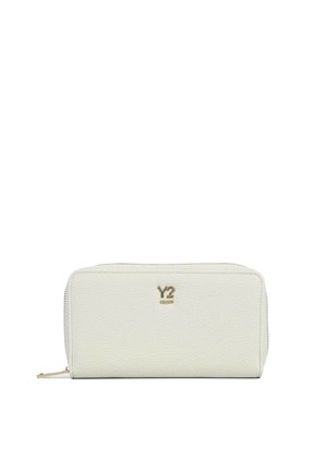 Portafoglio bianco in pelle testurizzata con chiusura a zip e logo Y2 Milano dorato al centro della parte anteriore.