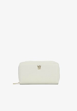 Portafoglio bianco in pelle testurizzata con chiusura a zip e logo Y2 Milano dorato al centro della parte anteriore.