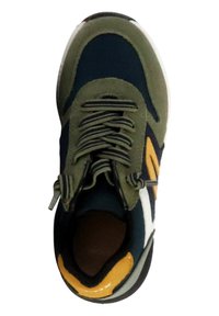 Zelené a námořnické tenisky s texturovaným svrškem, žlutými akcenty a zesílenou špičkou. Mají šněrování a polstrovanou stélku.