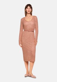 Strickkleid in Hellrosa mit langen Ärmeln, V-Ausschnitt, tailliertem Bund und mittlerer Länge; verfügt über ein zartes Lochmuster und passenden Gürtel.