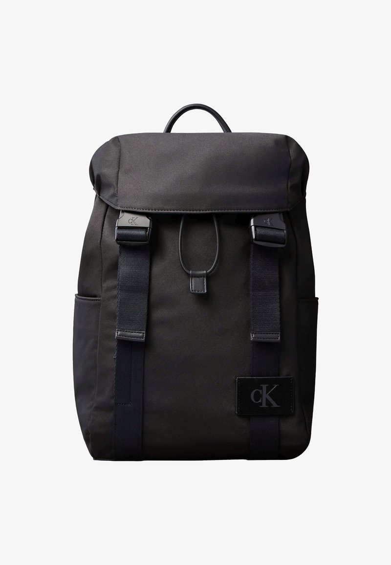 Μαύρο σακίδιο πλάτης Calvin Klein με κλείσιμο με καπάκι, δύο μπροστινές λουρίδες με αγκράφες, πλαϊνές τσέπες και επάνω λαβή.