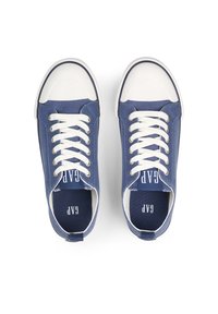 Blauwe canvas sneakers met witte rubberen teentjes en veters. Heeft een gestructureerde bovenkant en een logo op de binnenzolen. Klassiek laag model.
