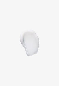 Tache de crème blanche ou de lotion à la texture lisse, de forme doucement courbée et à finition brillante, sur un fond neutre clair.