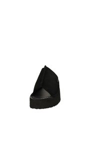 Sandalo slide open-toe nero con tomaia in suede, caratterizzato da un design piegato e sovrapposto e una suola testurizzata e imbottita.