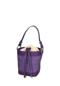Borsa a secchiello intrecciata viola con chiusura a coulisse crema e dettagli in pelle. Presenta un manico singolo e un design strutturato.