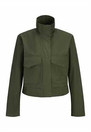 Maslinasto zelena skraćena jakna s visokim ovratnikom, dva prednja džepa s preklopom i glatkom teksturom. Karakterizira je minimalistički dizajn i ravno krojene rukave.