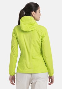 Leichte, leuchtend gelbe Jacke mit taillierter Passform, verstellbarer Kapuze, langen Ärmeln und strukturiertem Stoff. Keine sichtbaren Logos oder Akzente.