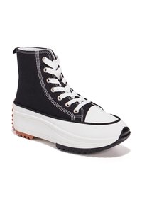 Schwarze High-Top-Sneaker aus Canvas mit weißen Schnürsenkeln, gummierter Zehenkappe und robuster weißer Sohle mit orangefarbenen und schwarzen texturierten Akzenten.
