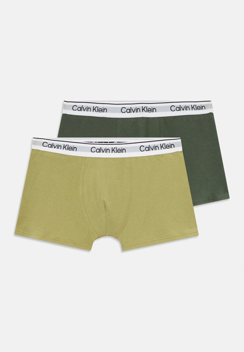 To par med herreboxere: en olivengrønn og en lys olivengrønn, begge med en hvit elastisk linning med "Calvin Klein"-logo.