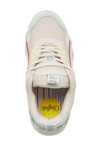 Baltas acu tīkla kedas ar pasteļtoņiem un teksturētām virsmām. Iespējas ir rozā, dzeltenas un zilas detaļas, plakani šņores un rakstainais zole.