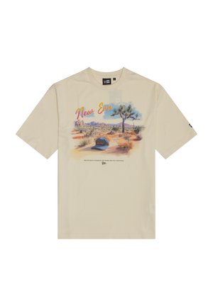 Beiges T-Shirt mit Wüstenszene, Baum und blauer Kappe auf Sand; "New Era" Schriftzug in Orange und Rot oben in der Mitte.