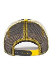 Gorra de camionero de malla negra y amarilla con una correa ajustable de plástico, que presenta costuras amarillas y un pico curvado. La vista trasera muestra detalles de malla.